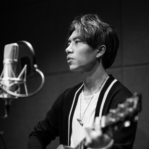 美女扒开尿口无遮挡教师厕所
